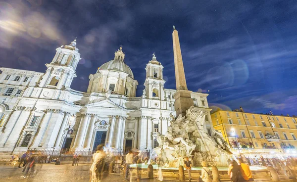 ROMA - JULIO 2014: Turistas de noche en la Plaza Navona. Attra de Roma —  Fotos de Stock