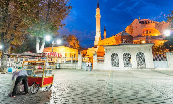 ISTANBUL - OCTOBER 23, 2014: Tourists in Sultanahmet Square at n — Stock Photo, Image