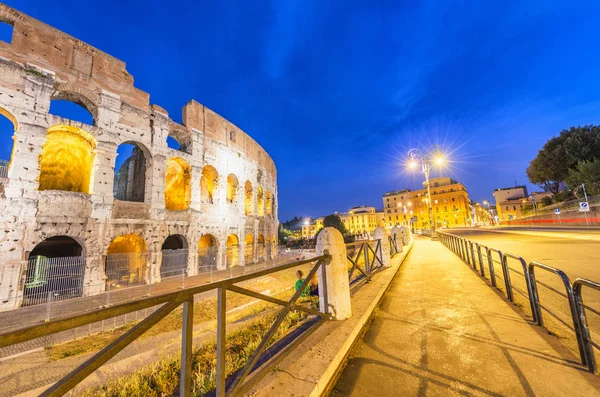 Luzes do Coliseu em Roma à noite, Itália — Fotografia de Stock