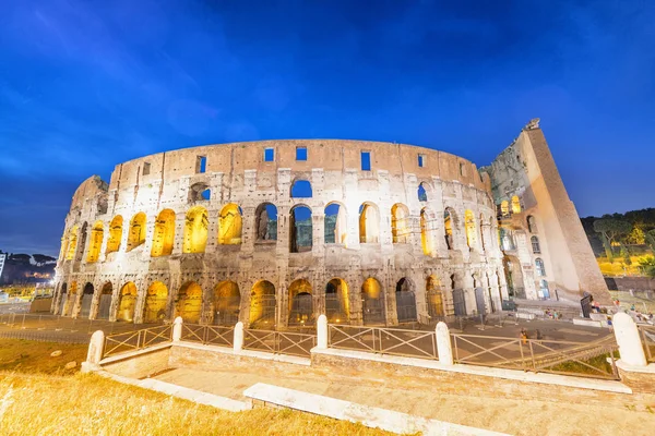 Colosseum yöllä Roomassa, Italia — kuvapankkivalokuva