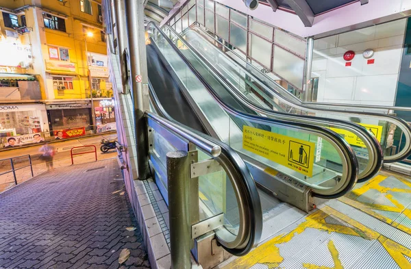 HONG KONG - 12 DE MAYO DE 2014: Moderna escalera mecánica por la noche. Hong Kong a —  Fotos de Stock