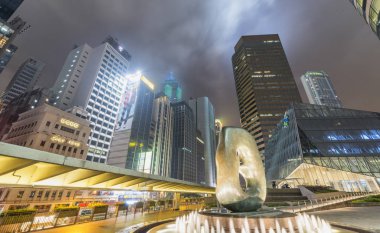 Hong Kong - Nisan 2014: Güzel şehirde gökdelenler geceleri. Tatlım