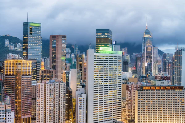 Grattacieli di Hong Kong al tramonto in una giornata nuvolosa — Foto Stock