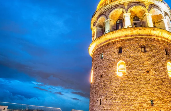 Galata Tower's nachts, Istanbul - Turkije — Stockfoto
