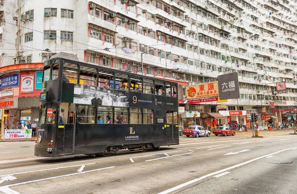 Hong Kong - 11 mei 2014: Black dubbeldekker bus versnelt in c — Stockfoto