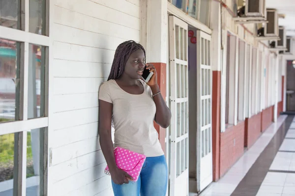 学校で携帯電話で話すアフロ アメリカ女性のティーンエイ ジャー — ストック写真