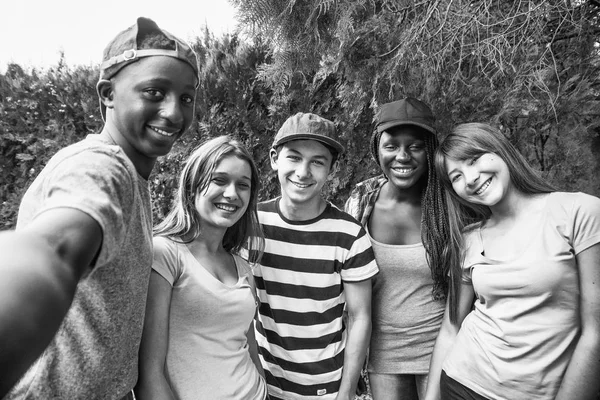 Adolescentes multiraciales mejores amigos tomando selfie al aire libre en cit — Foto de Stock