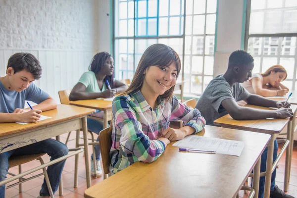 Adolescenții multietnici se grupează la școală în timpul unei lecții — Fotografie, imagine de stoc