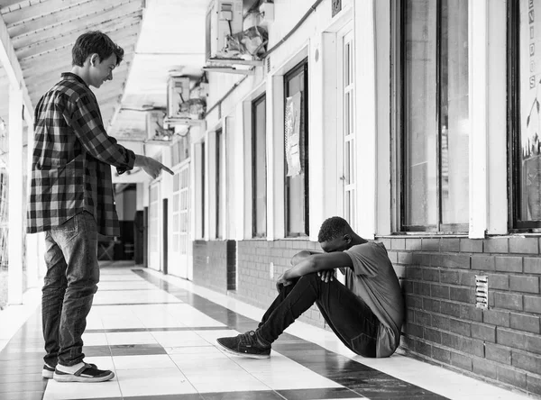 Mobbing in der Schule. Afro amerikanisch junge verzweifelt während schoolmate ha — Stockfoto