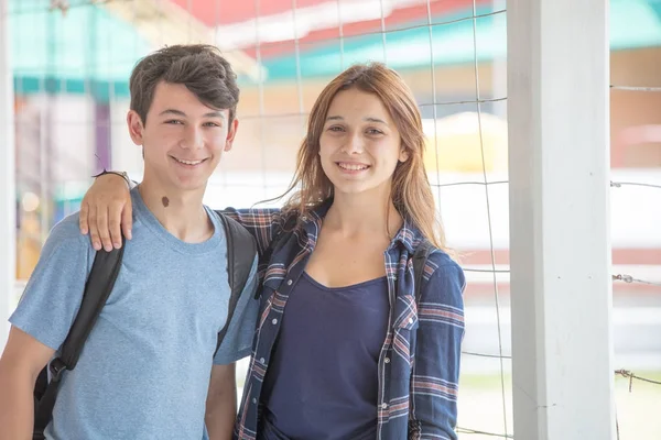 Paar van tieners omarmen op school — Stockfoto