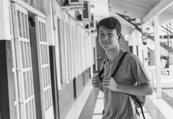 Studentessa adolescente sorridente nella sala della scuola — Foto Stock