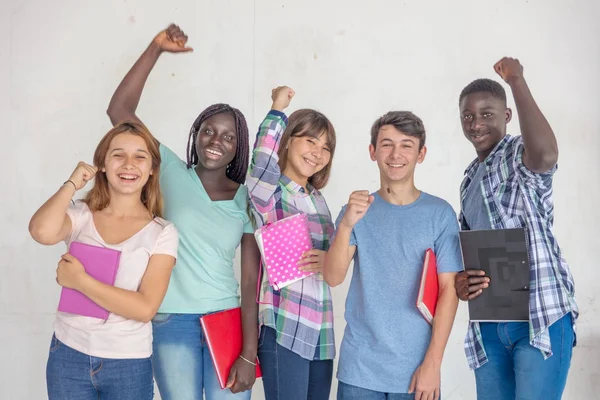 Sorridente e godendo multi etnici compagni di scuola adolescenti, isolare — Foto Stock