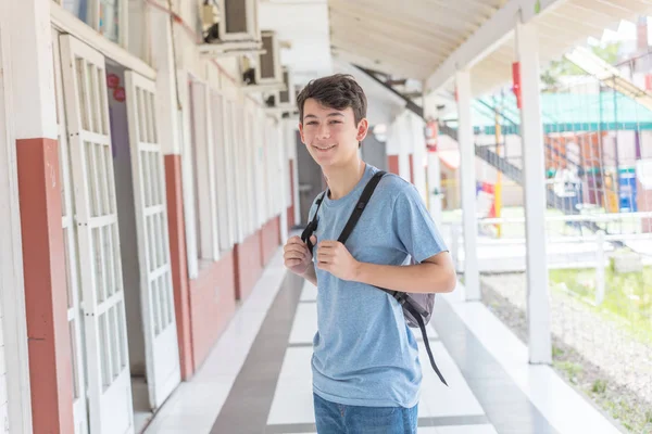 Kaukasische Teenager Schüler entspannen mit seinem Rucksack in schoo — Stockfoto