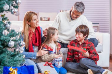 Mutlu aile evde Noel için gülümsüyor. Mutluluk ve holida