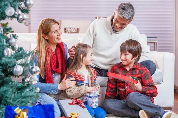 Lycklig familj hemma leende till jul. Lycka och semes — Stockfoto