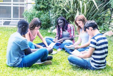 Okul not defterleri koltuklarını ile çoklu etnik genç grup