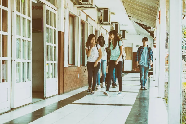 Grupo de razas mixtas adolescentes grupo caminando y sonriendo a lo largo de s —  Fotos de Stock