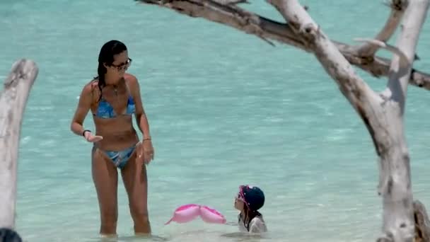 Madre Con Hija Relajándose Playa Maravillosa — Vídeo de stock