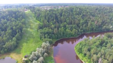 Havadan görünümü Vidzeme, Letonya, video en büyük Milli Parkı, Gauja Milli Parkı şaşırtıcı