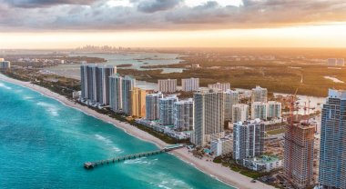 Miami Beach binaları helikopterden alacakaranlıkta, havadan görünümü