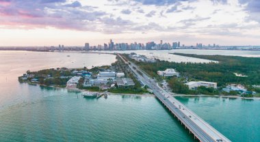 Gün batımında, Florida Miami Rickenbacker geçidi, havadan görünümü