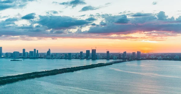 Brug naar Miami, luchtfoto bij zonsondergang — Stockfoto
