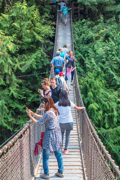 VANCOUVER, CANADA - AGOSTO 11, 2017: Visitantes que exploram o Capi — Fotografia de Stock