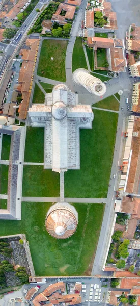 Piazza dei Miracoli, Pisa. Vista aerea verso il basso su una mattinata estiva — Foto Stock