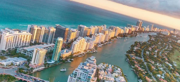 Miami Beach edifícios ao entardecer, vista aérea de helicóptero — Fotografia de Stock