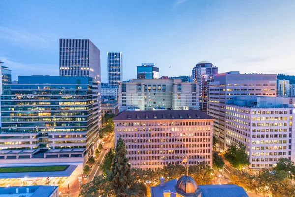 Portland, Oregon. City center skyline i solnedgången — Stockfoto