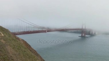San Francisco Golden Gate Köprüsü ve şehir şeridinin güzel havadan görünümü. Video