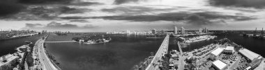 Miami, Florida. MacArthur Causeway hava panoramik güneşler