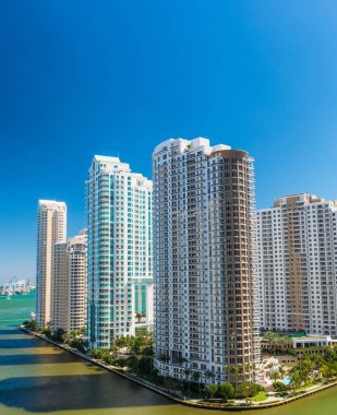 Brickell anahtar manzarası ile okyanus bir güneşli kış gününde