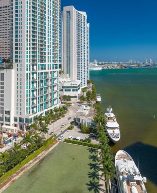 Miami - Şubat 2016: Brickell anahtarının havadan görünümden bir dallamalar