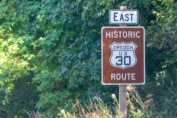 ОРЕГОН, США - 19 августа 2017 года: US 30 route sign. Это знаменитая — стоковое фото