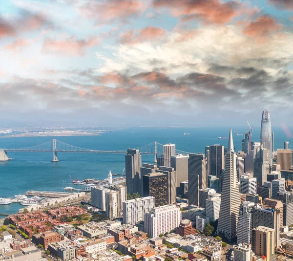 Veduta aerea dello skyline di San Francisco in una bella estate soleggiata — Foto Stock