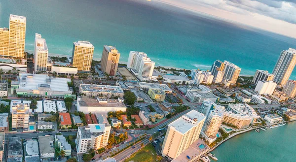 Gün batımında Miami Beach helikopter havadan görünümü — Stok fotoğraf