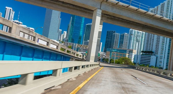 Conduire à travers Miami par une journée ensoleillée — Photo