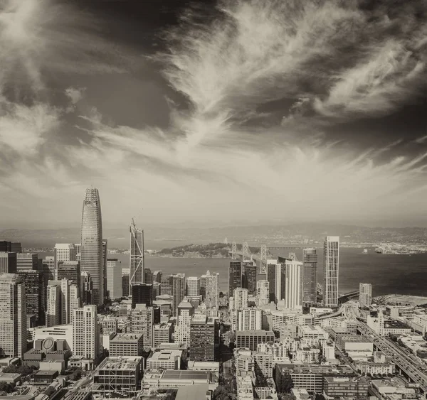 サンフランシスコのスカイラインの美しい日当たりの良い夏の空撮 — ストック写真