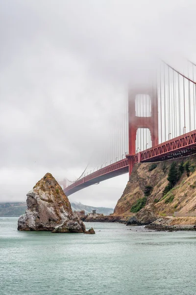 Вид на мост Голден Гейт в Сан-Франциско и городские коасы — стоковое фото
