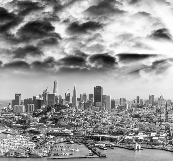 Vista aérea de São Francisco skyline e Pier 39 em uma bela — Fotografia de Stock