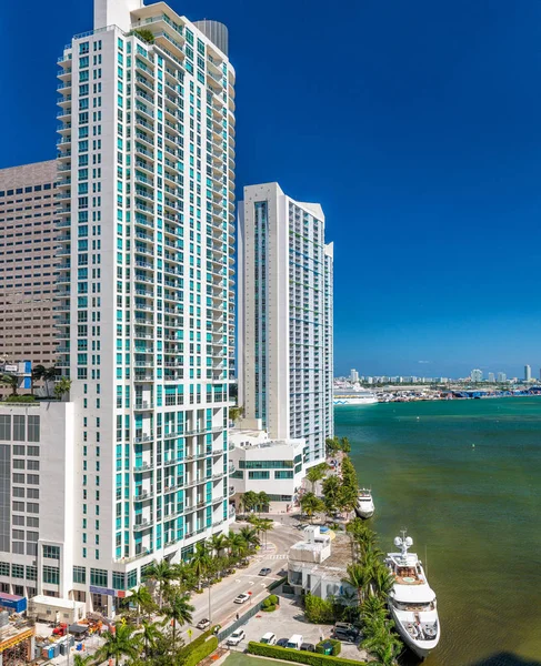Downtown Miami skyline com oceano em um dia ensolarado de inverno — Fotografia de Stock