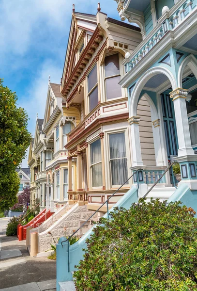 Vue des célèbres San Francisco Painted Ladies, une rangée de V coloré — Photo