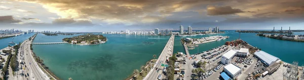 Miami, Floride. Chaussée Macarthur vue aérienne panoramique sur une rue — Photo