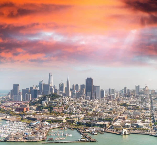 Vue aérienne de San Francisco skyline et Pier 39 sur une belle — Photo