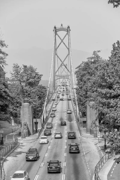 Traffico del Lions Gate Bridge a Vancouver, Canada — Foto Stock