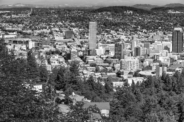 Portland, Oregin. Aerial stadssilhuetten från kullen — Stockfoto