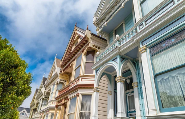Vista de las famosas Damas Pintadas de San Francisco, una fila de coloridos V —  Fotos de Stock