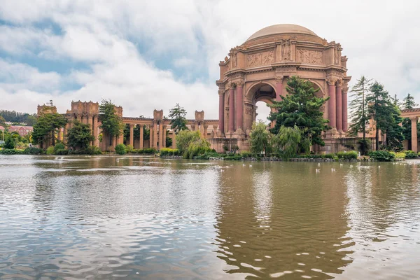 Palace of Fine Arts in a cloudy weather light in San Francisco, — Stock Photo, Image