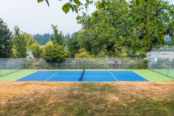 Outdoor tennis court inside a public city park — Stock Photo, Image